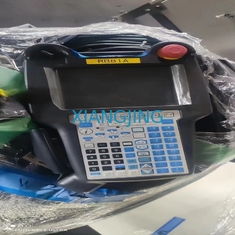 R-2000iC / 210F Fanuc ने R-30iB प्लस कैबिनेट टीच पेंडेंट के साथ औद्योगिक रोबोट का इस्तेमाल किया