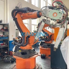 वेल्डिंग क्लैंप के साथ पुराना कुका रोबोट KR120 R3200