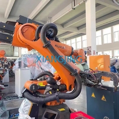 वेल्डिंग क्लैंप के साथ पुराना कुका रोबोट KR120 R3200