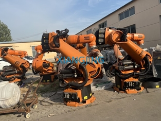 KUKA KR 240 R3330 पैलेटाइजिंग को संभालने के लिए स्वचालित प्रयुक्त औद्योगिक रोबोट