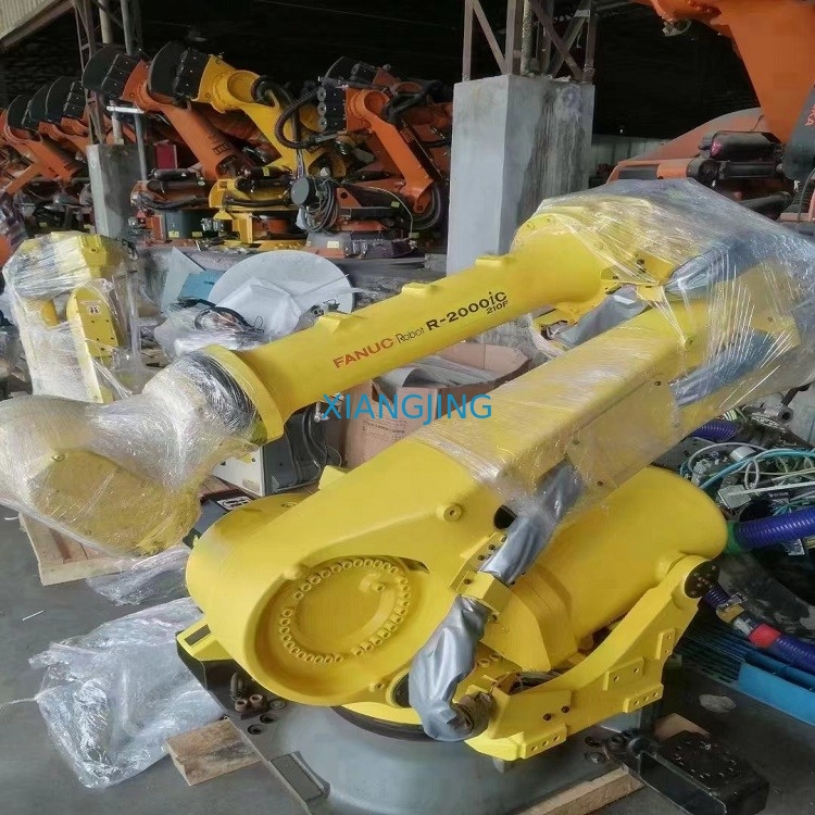 R-2000iC / 210F Fanuc ने R-30iB प्लस कैबिनेट टीच पेंडेंट के साथ औद्योगिक रोबोट का इस्तेमाल किया