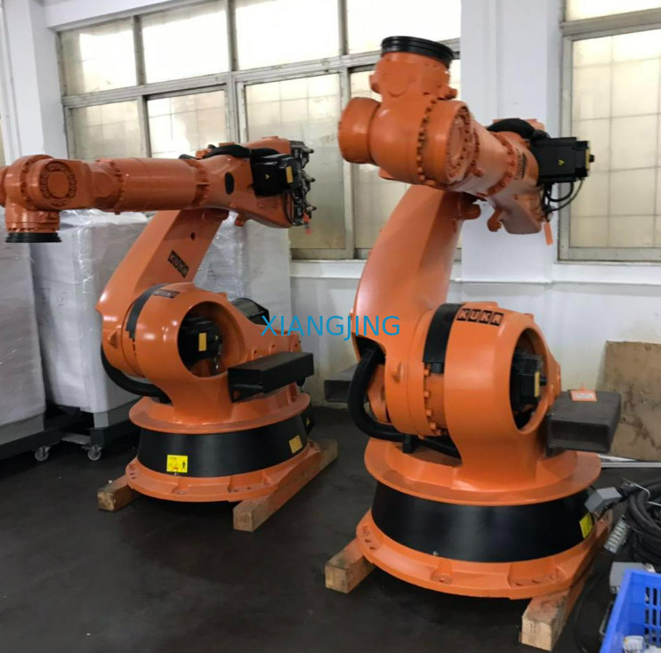 सेकेंड हैंड रोबोट KR 210 R2700 EXTRA बहुत सारे स्टॉक लेने और रखने के लिए कुका रोबोट का इस्तेमाल किया